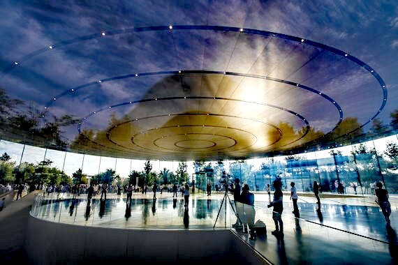 I dipendenti Apple impattano contro i vetri di Apple Park