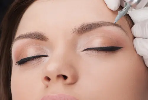 Qual è la differenza tra microblading e tatuaggio per sopracciglia?