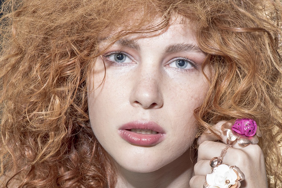 Irritazioni da make up, come risolverle per un viso pulito e sano