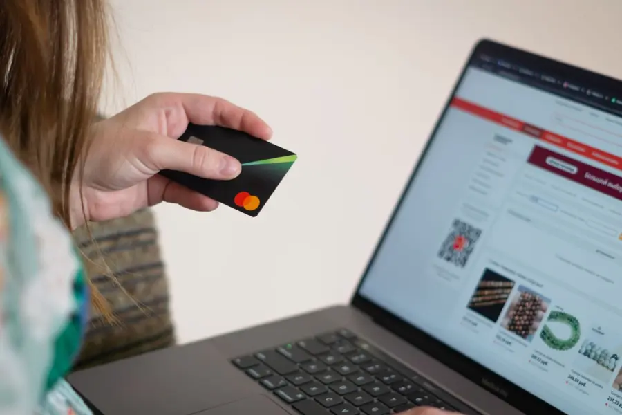 Dietro le quinte di un ordine online: come i brand di moda e beauty preparano e spediscono i tuoi acquisti