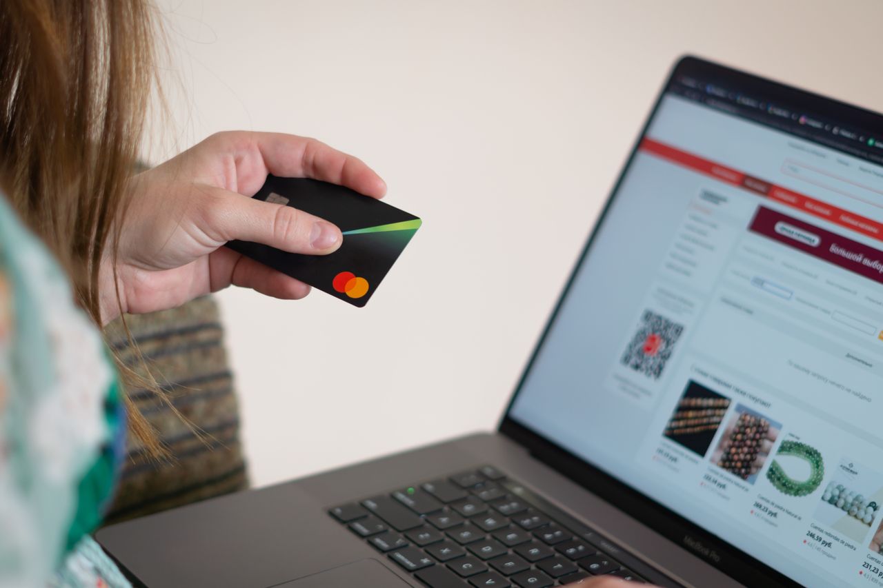 Dietro le quinte di un ordine online: come i brand di moda e beauty preparano e spediscono i tuoi acquisti
