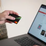 Dietro le quinte di un ordine online: come i brand di moda e beauty preparano e spediscono i tuoi acquisti