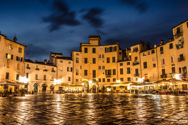 Piazza Anfiteatro a Lucca